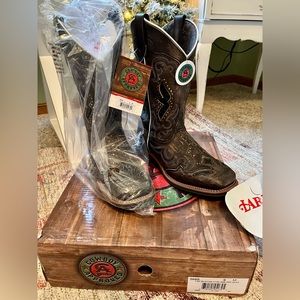 Brand New in Box Laredo Ladies Boots Size 9